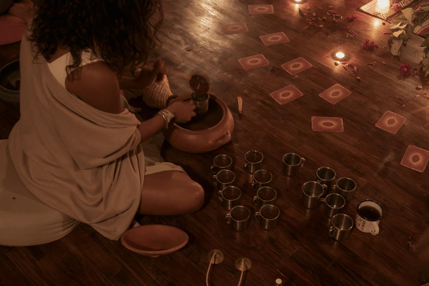 Preparación del cacao rodeado de cartas y velas