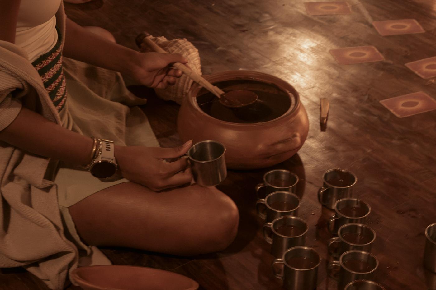 Tazas de cacao ceremonial servidas en el piso